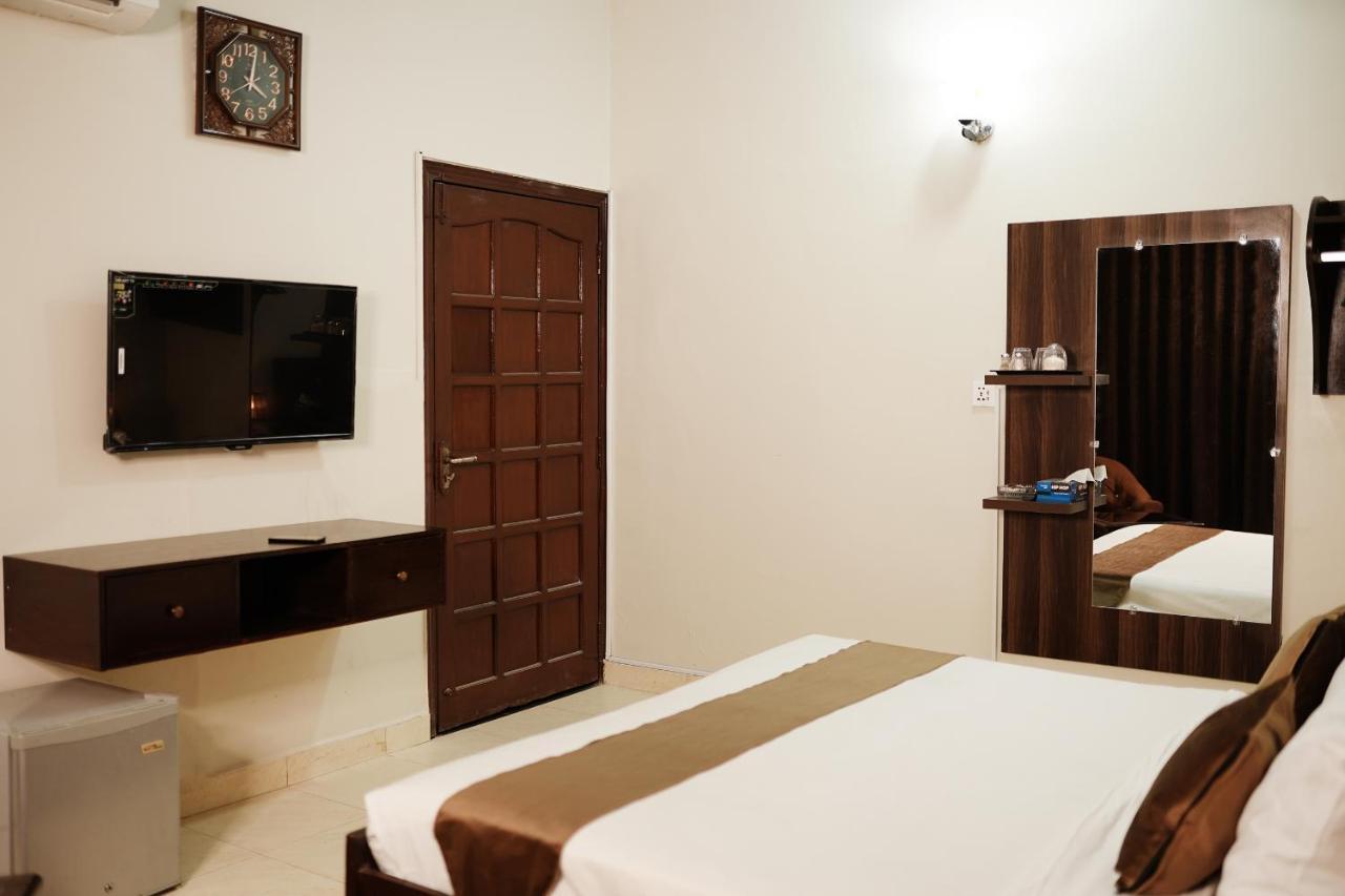 Diamond Lodge Karachi Buitenkant foto